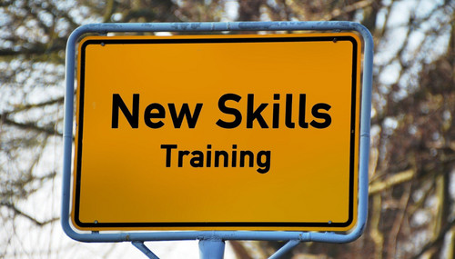 Straßenschild mit Aufschrift New Skills Training