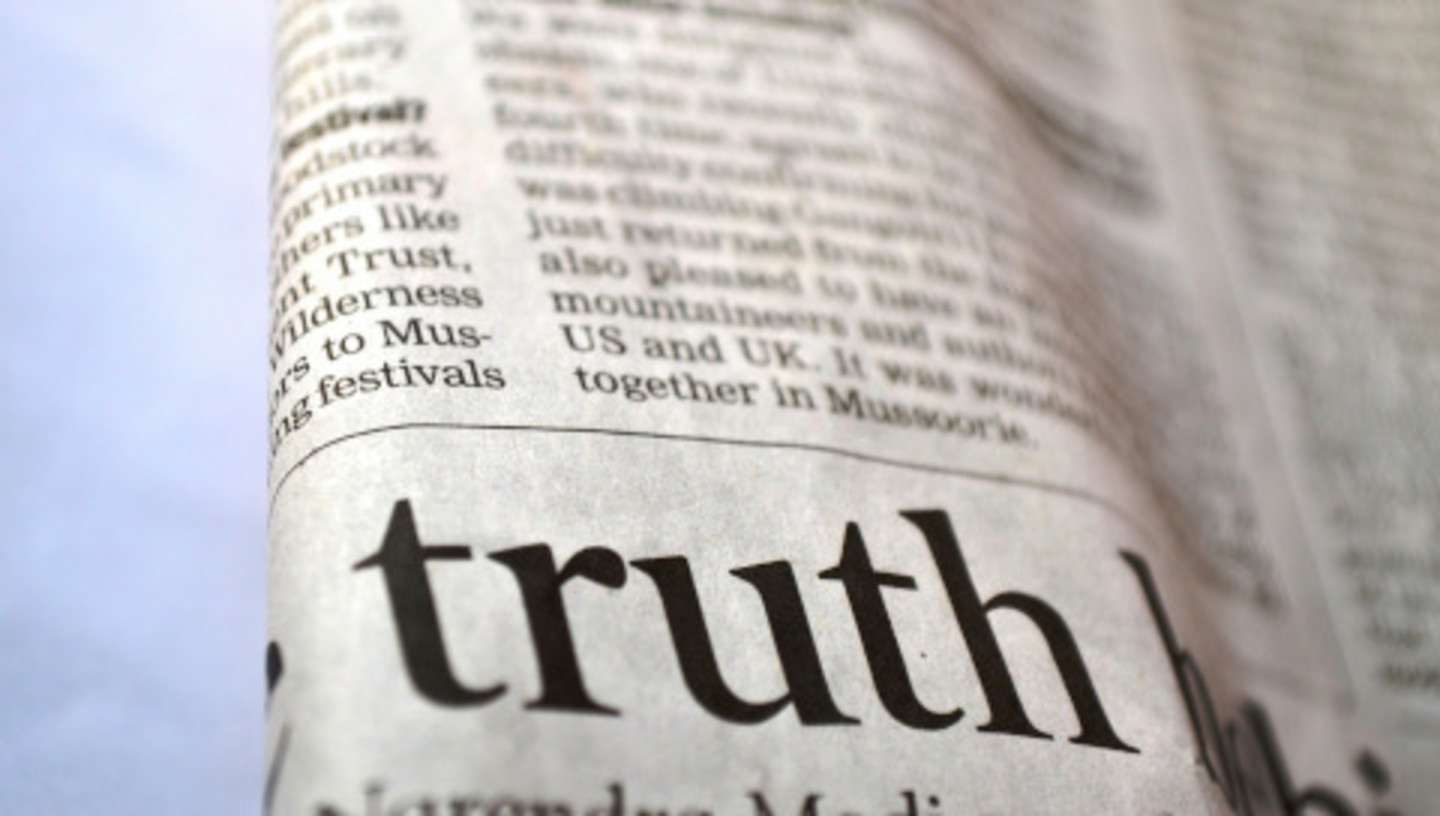 Gefaltete Zeitung mit dem Wort truth.