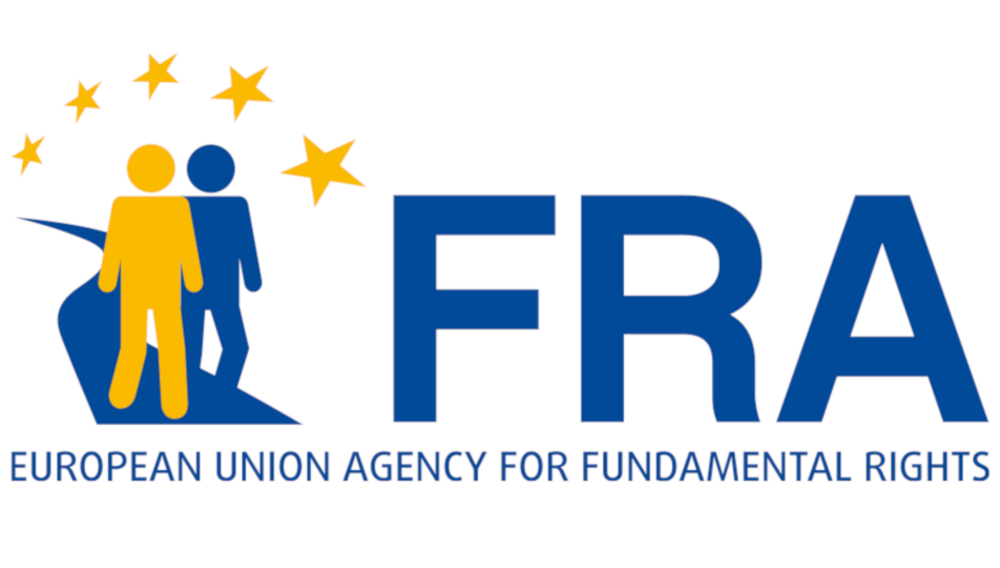 Das Logo der FRA mit einem goldenen und blauen Symbolmännchen, die einen Weg gehen. Über ihnen sind goldene Sterne.