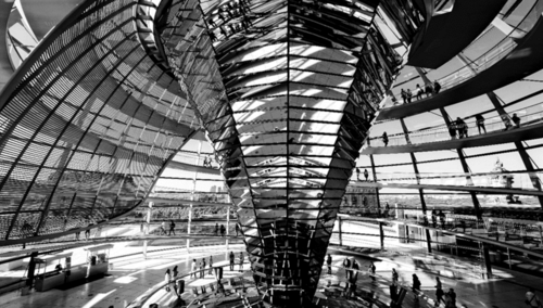 Schwarz-weiß Bild der Glaskuppel Bundestages von innen.
